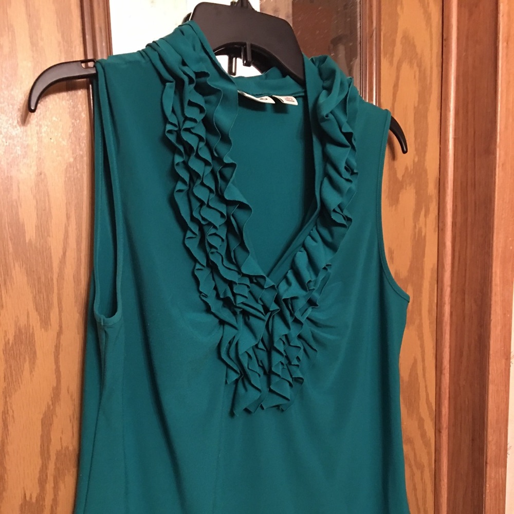 V-Neck ruffled blouse. Emerald color, size Large